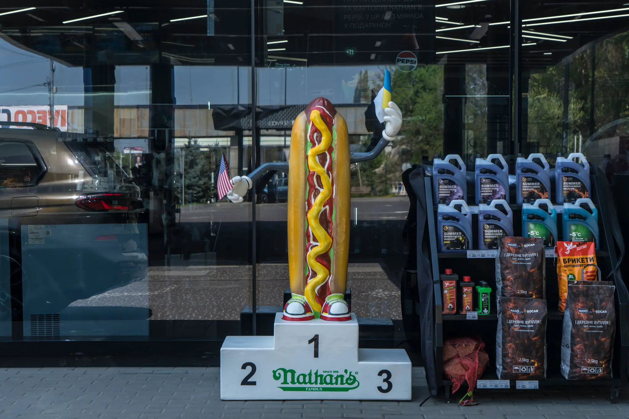 Антропоморфізований хот-дог, що шанує його українську та американську спадщину.